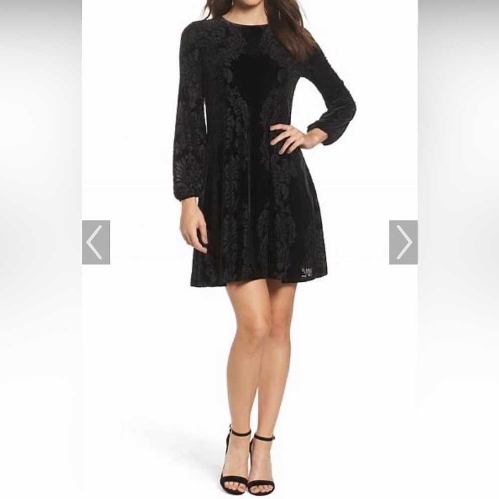 Taylor size 6 babydoll velvet mini dress